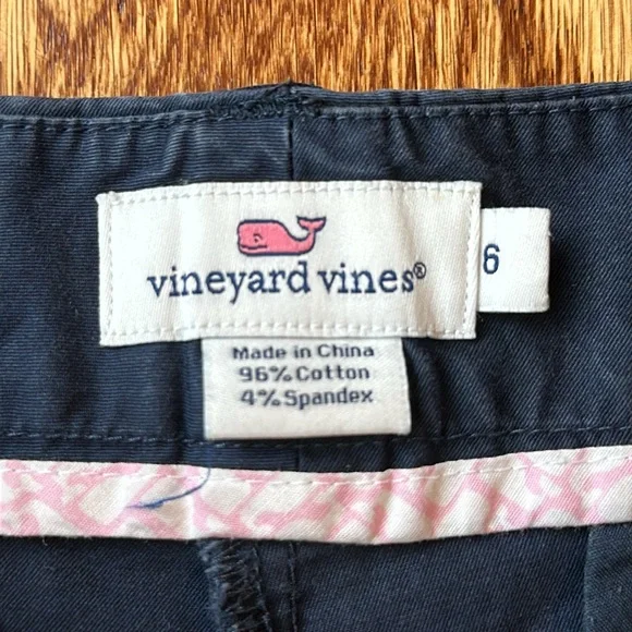 Vineyard Vines Women’s Navy Shorts with Whale Print, Size 6 - Picture 3 of 9
